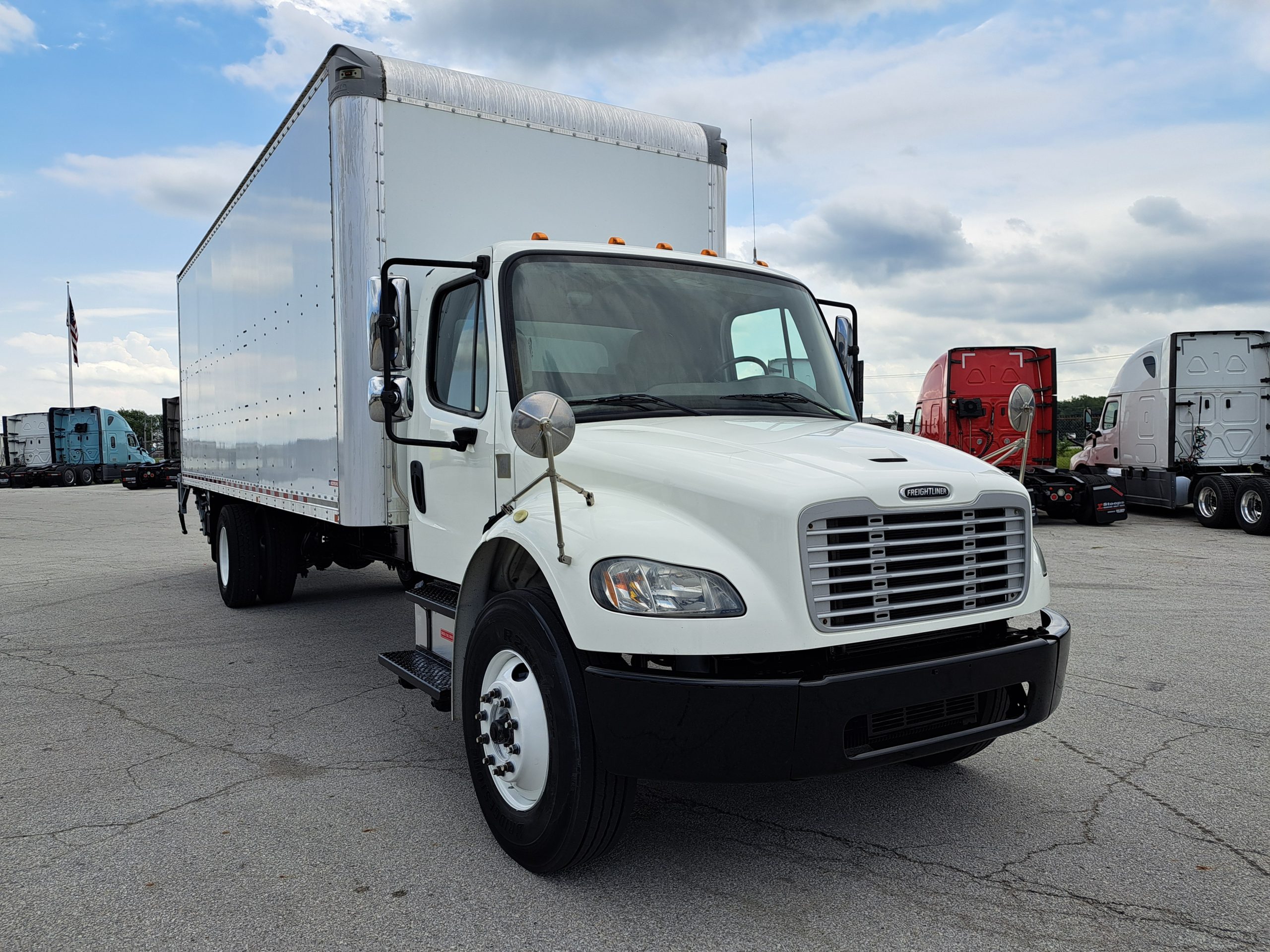 2018 Freightliner M2 106 - image 3 of 6