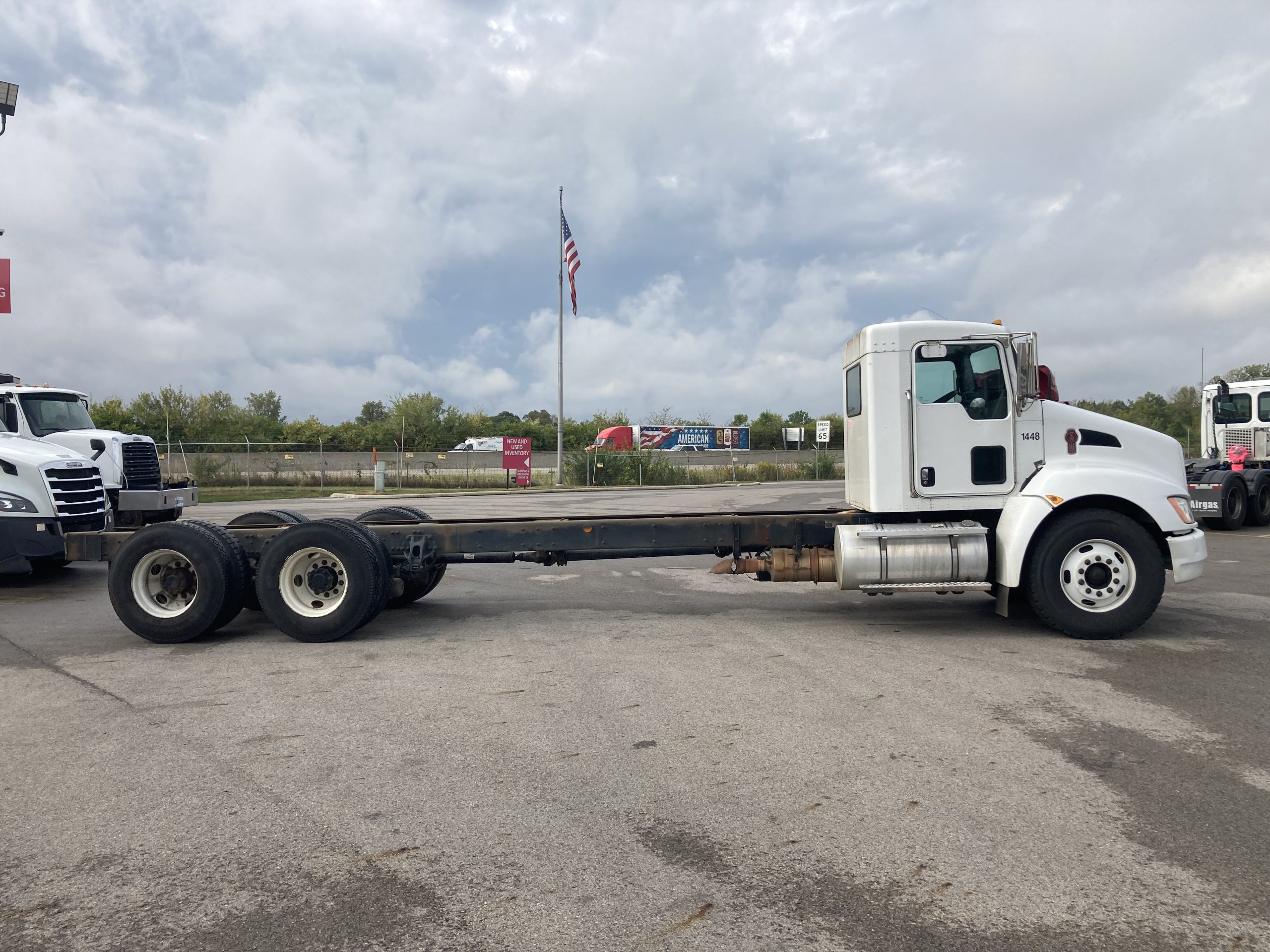 2021 Kenworth T370 - image 3 of 4