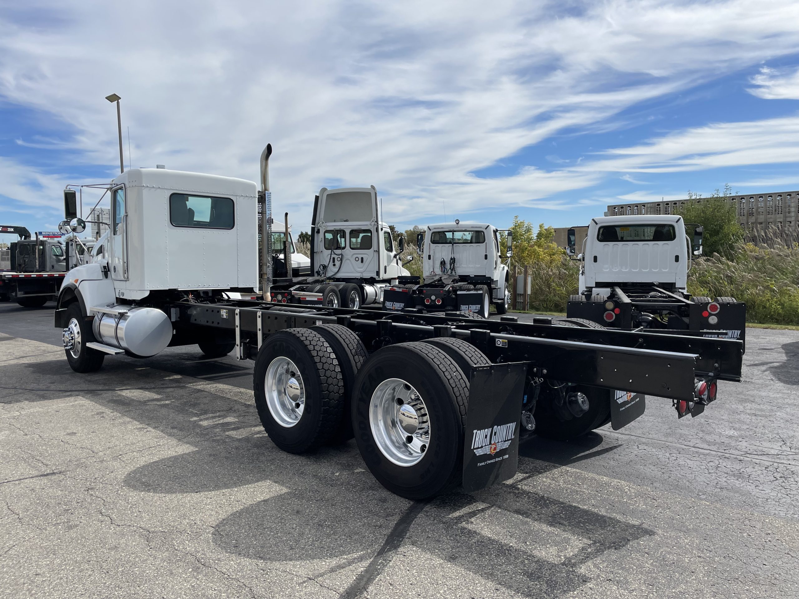 2018 Kenworth T440 - image 1 of 5