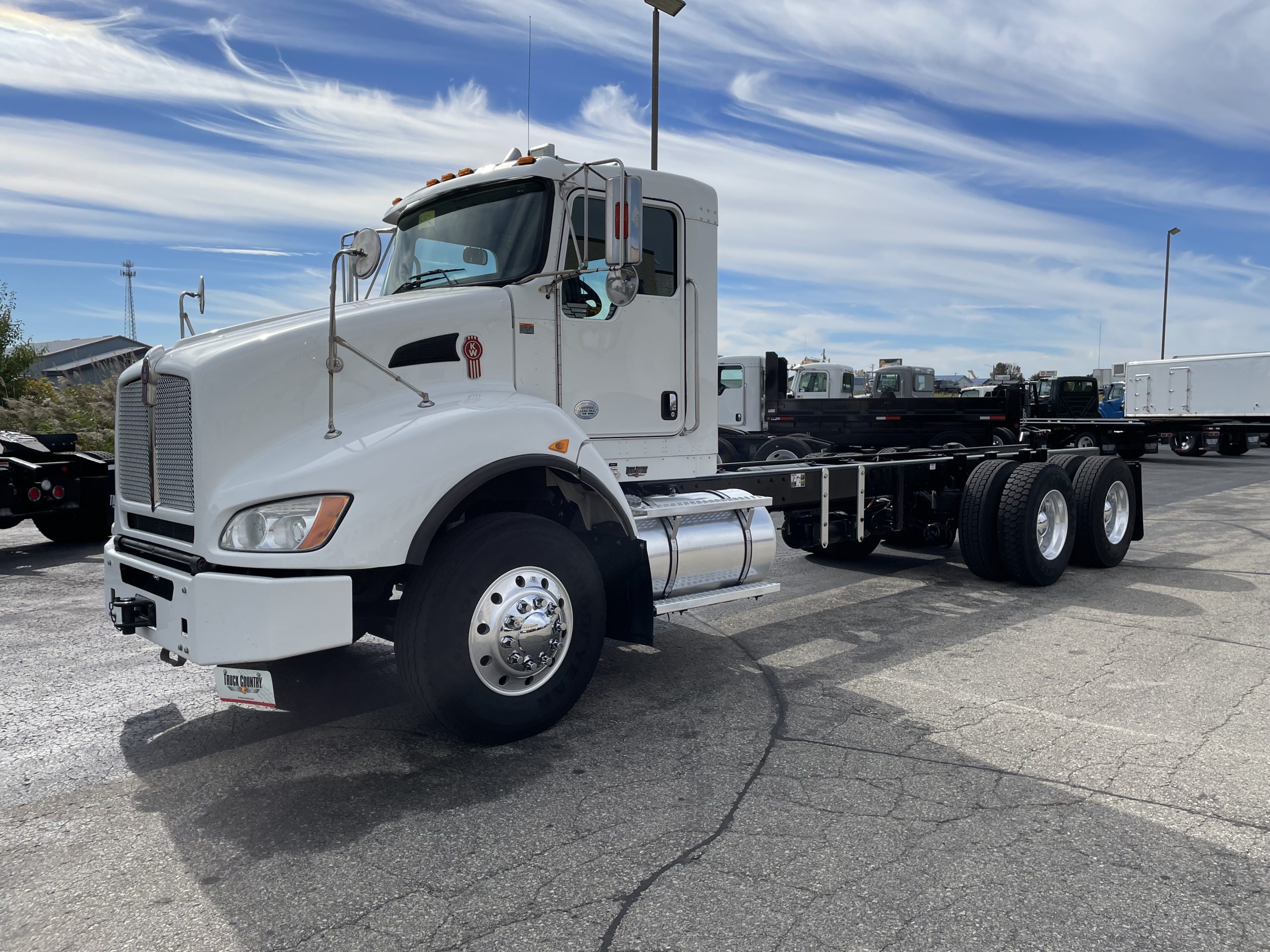 2018 Kenworth T440 - image 2 of 5