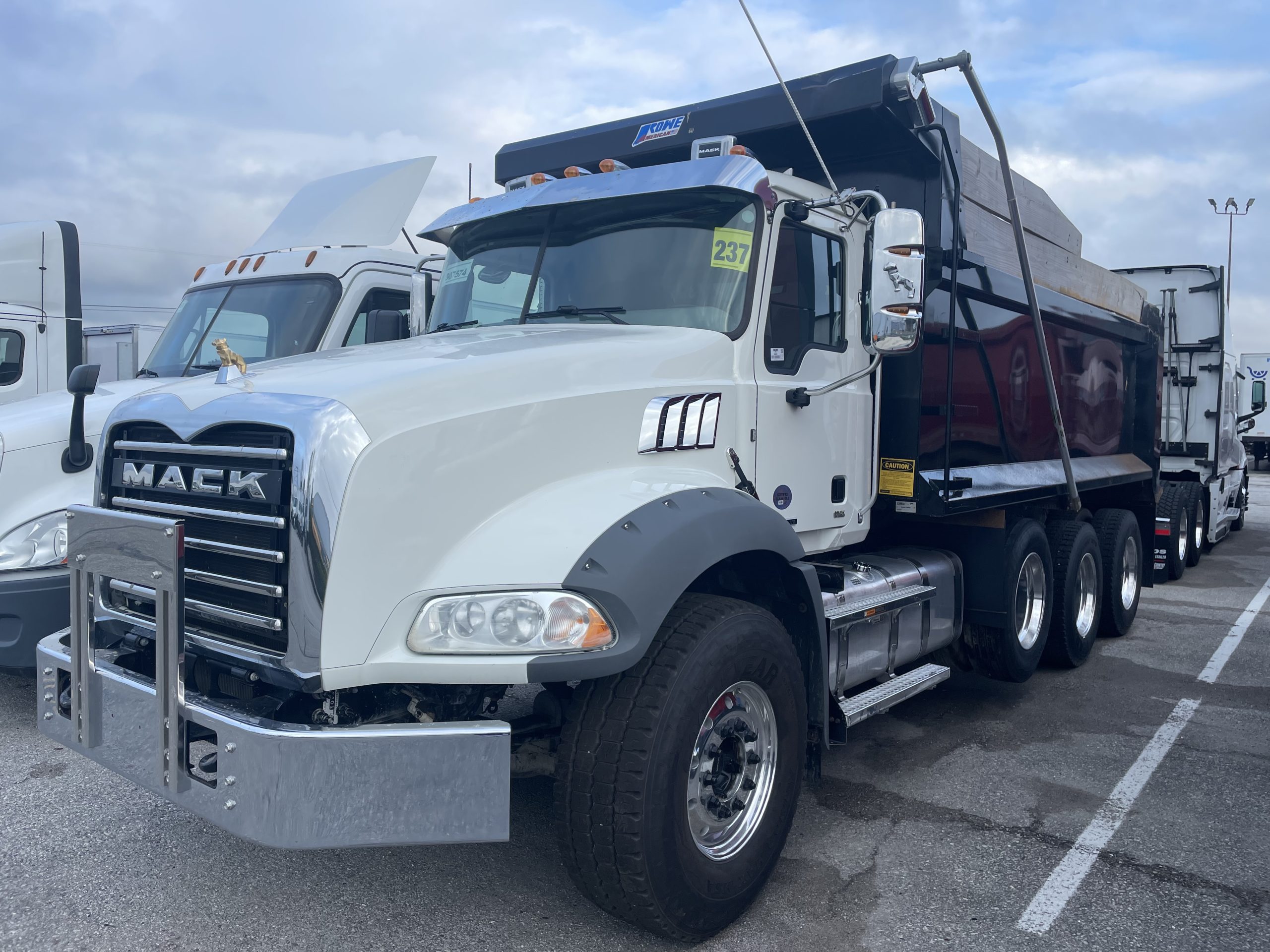 2020 Mack - trucks GRANITE - image 1 of 5