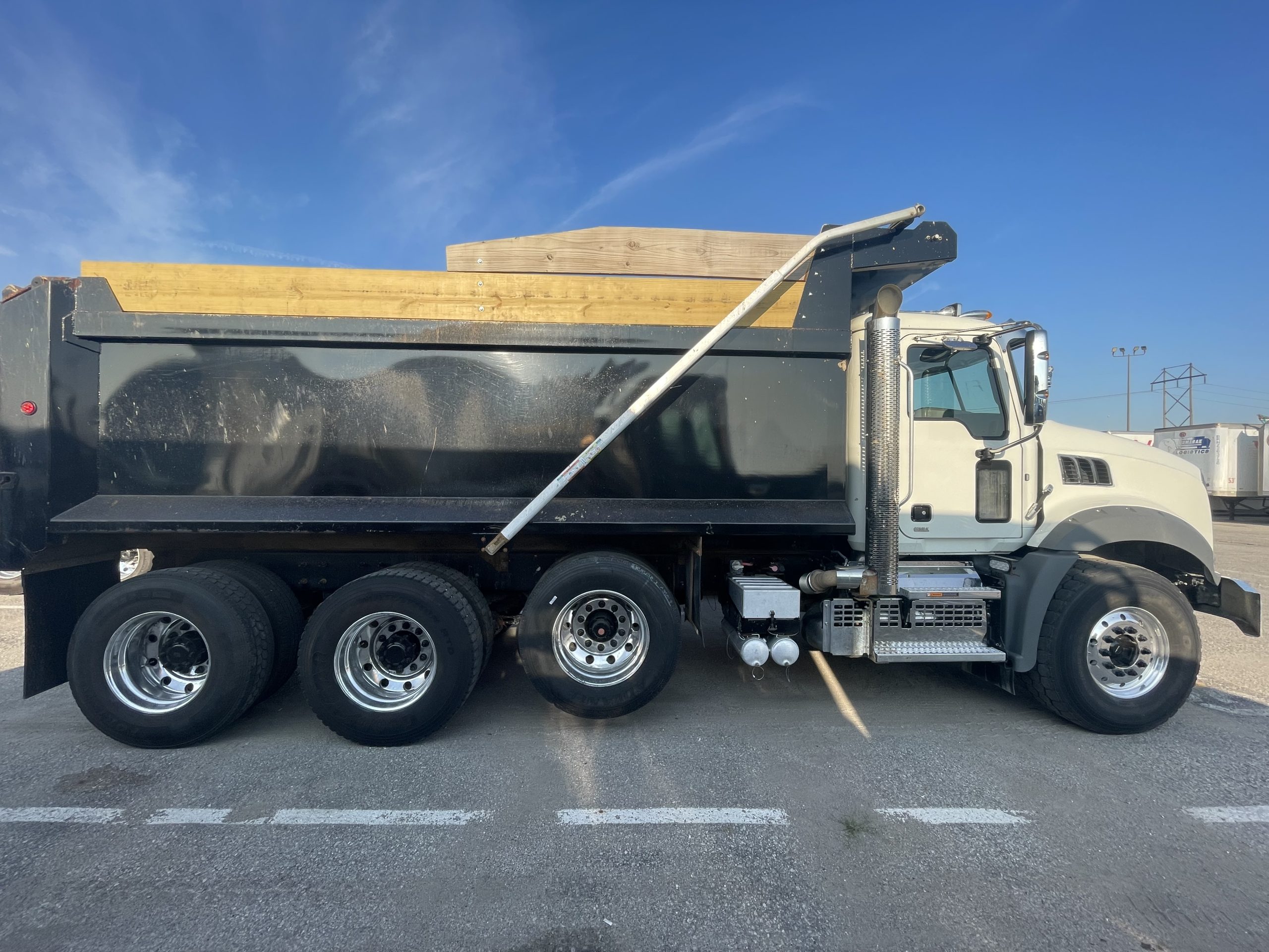 2020 Mack - trucks GRANITE - image 2 of 5