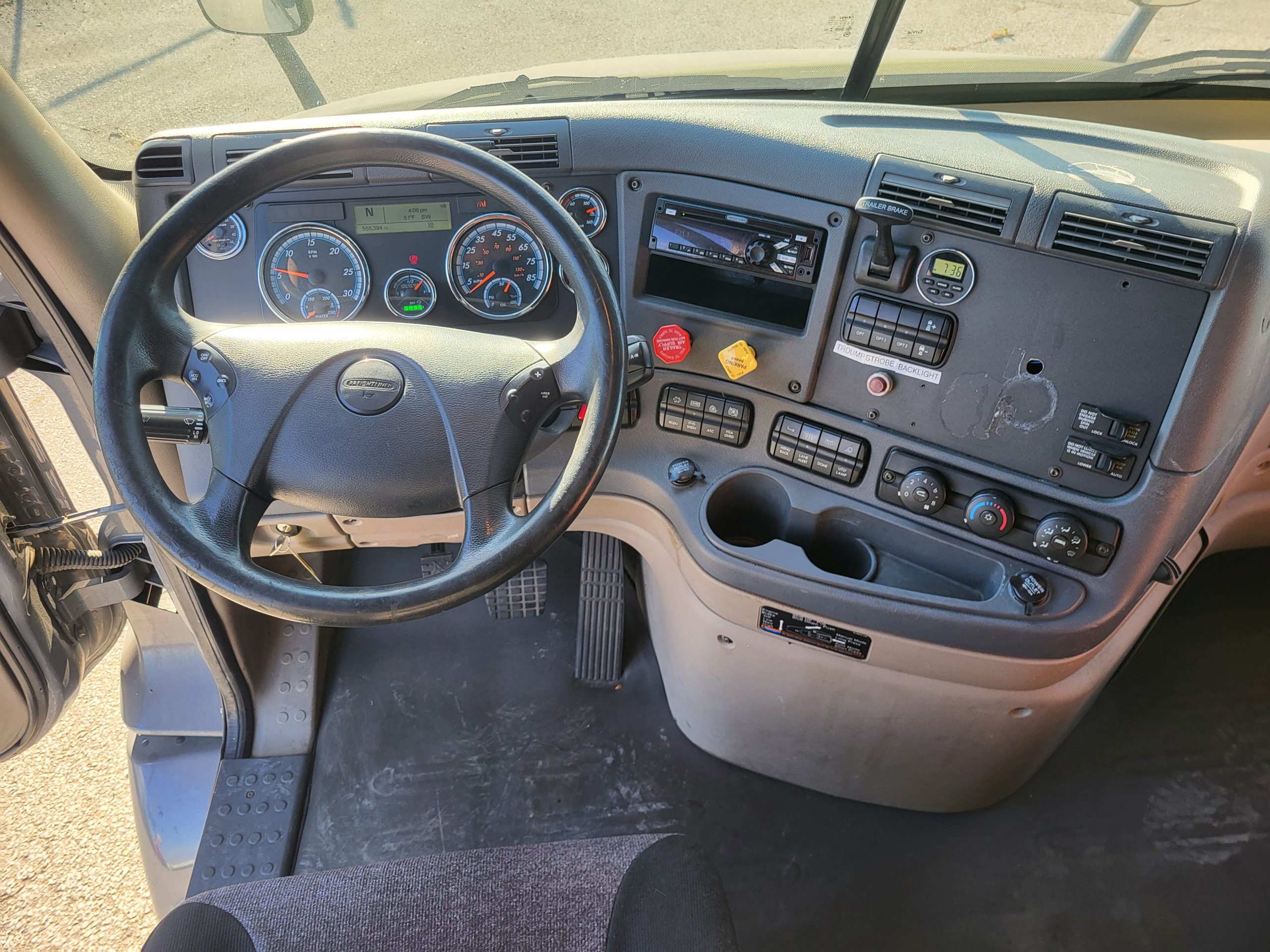 2017 Freightliner CA113 - image 6 of 6