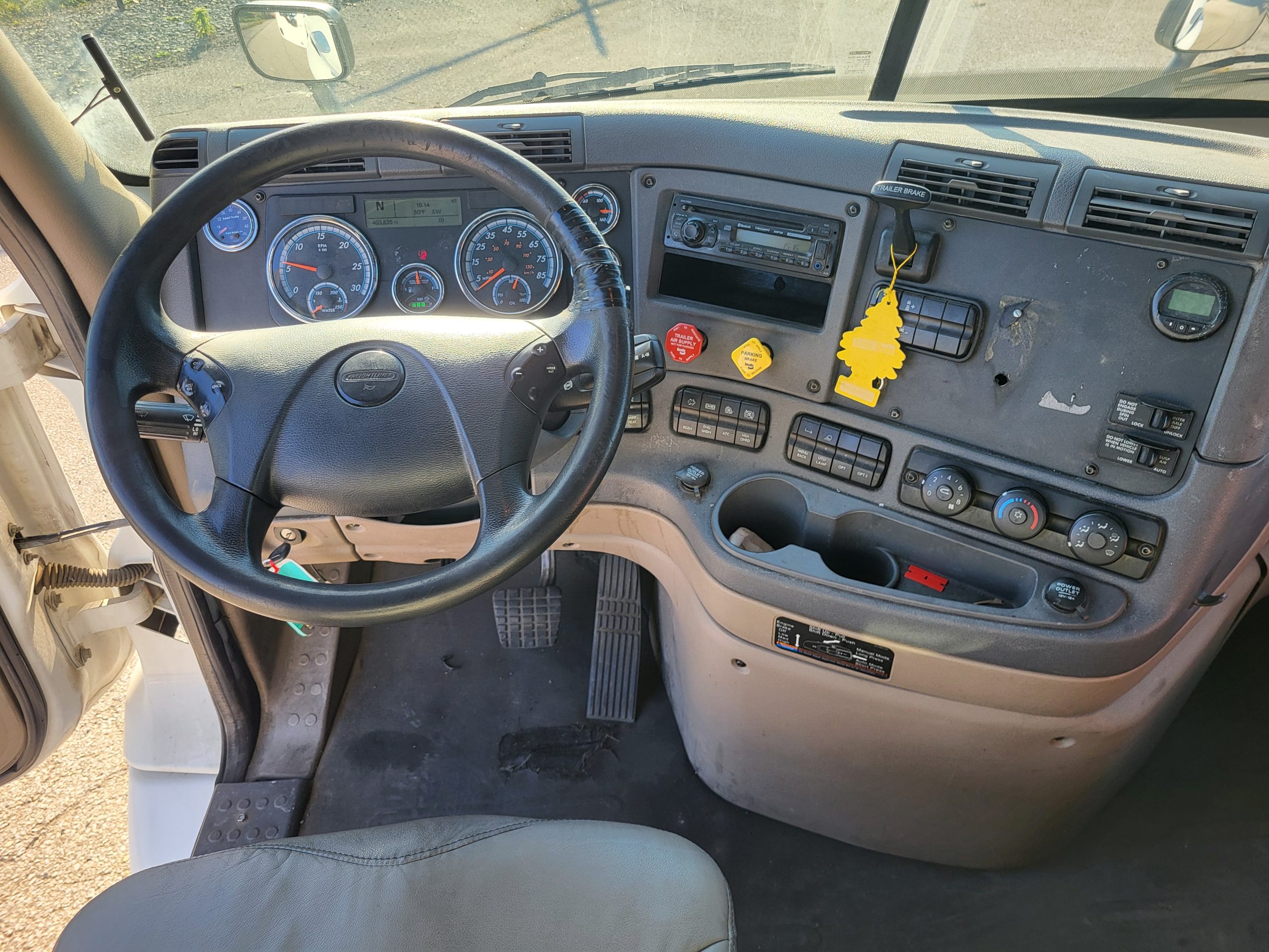 2017 Freightliner CA113 - image 6 of 6