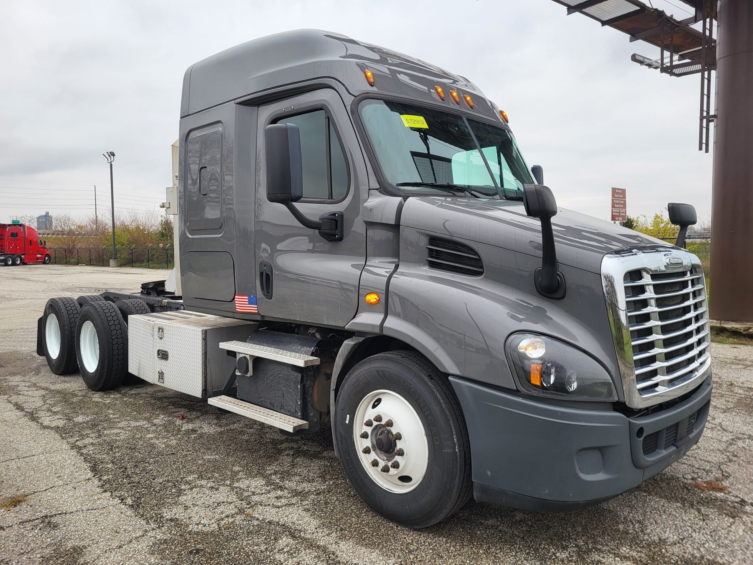 2018 Freightliner CA113 - image 3 of 6