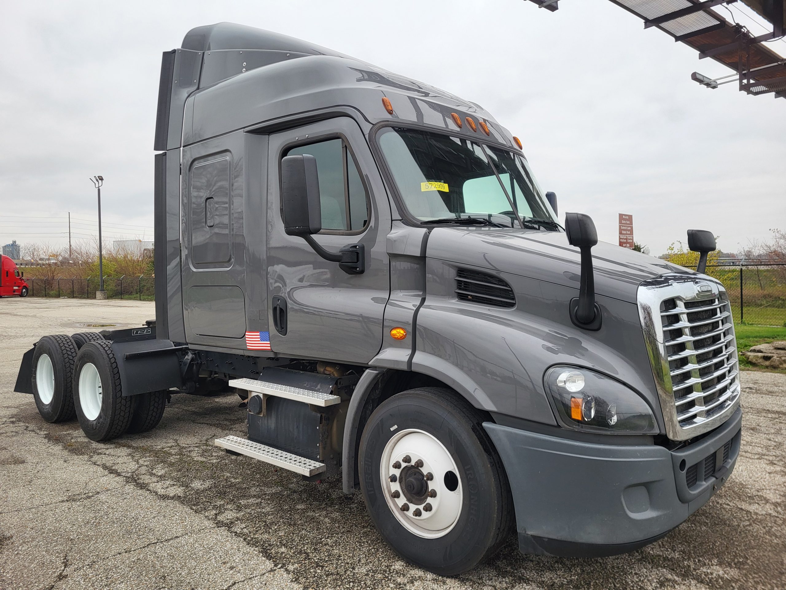 2018 Freightliner CA113 - image 3 of 6