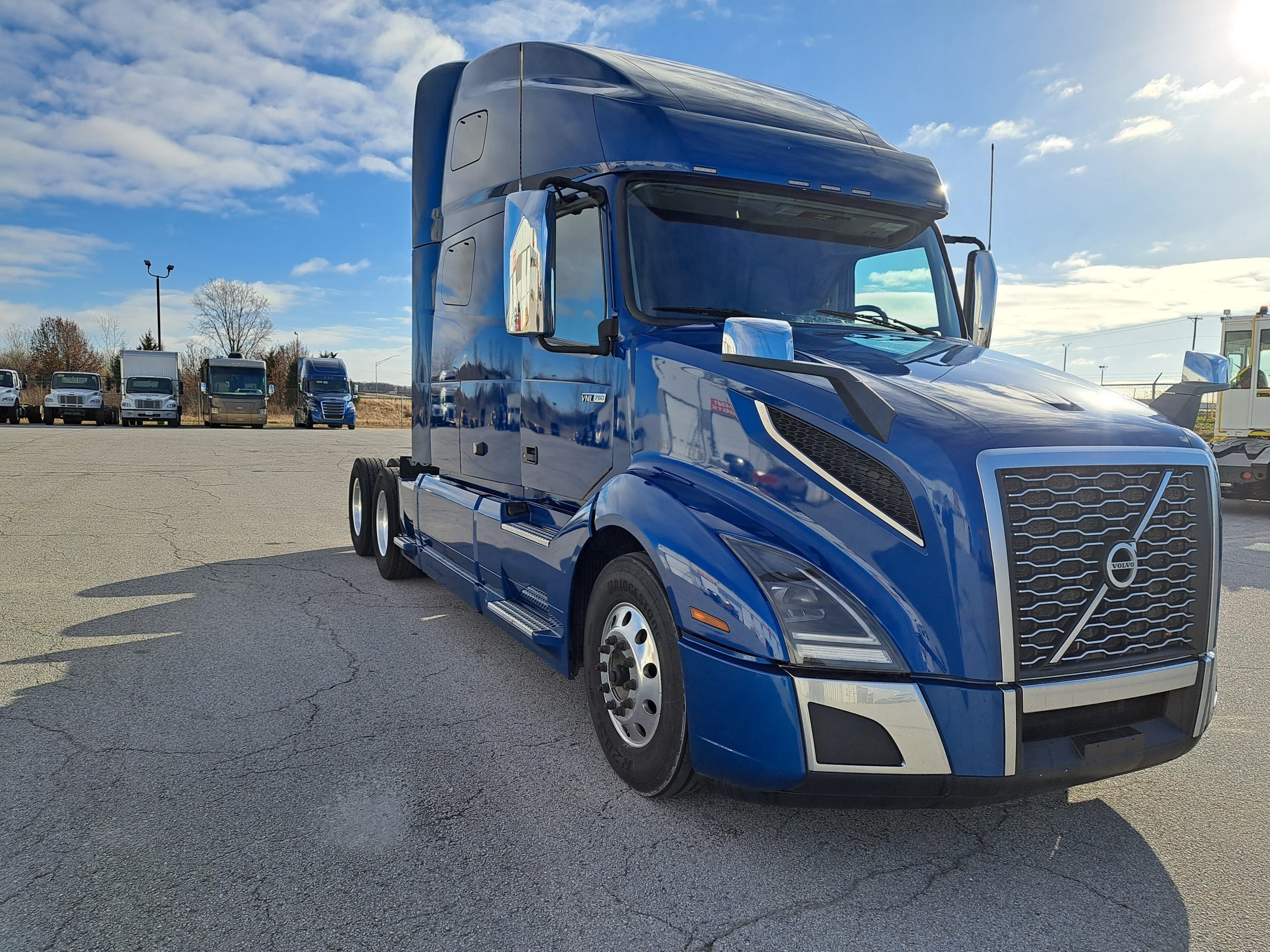 2021 Volvo VNL760 - image 3 of 6