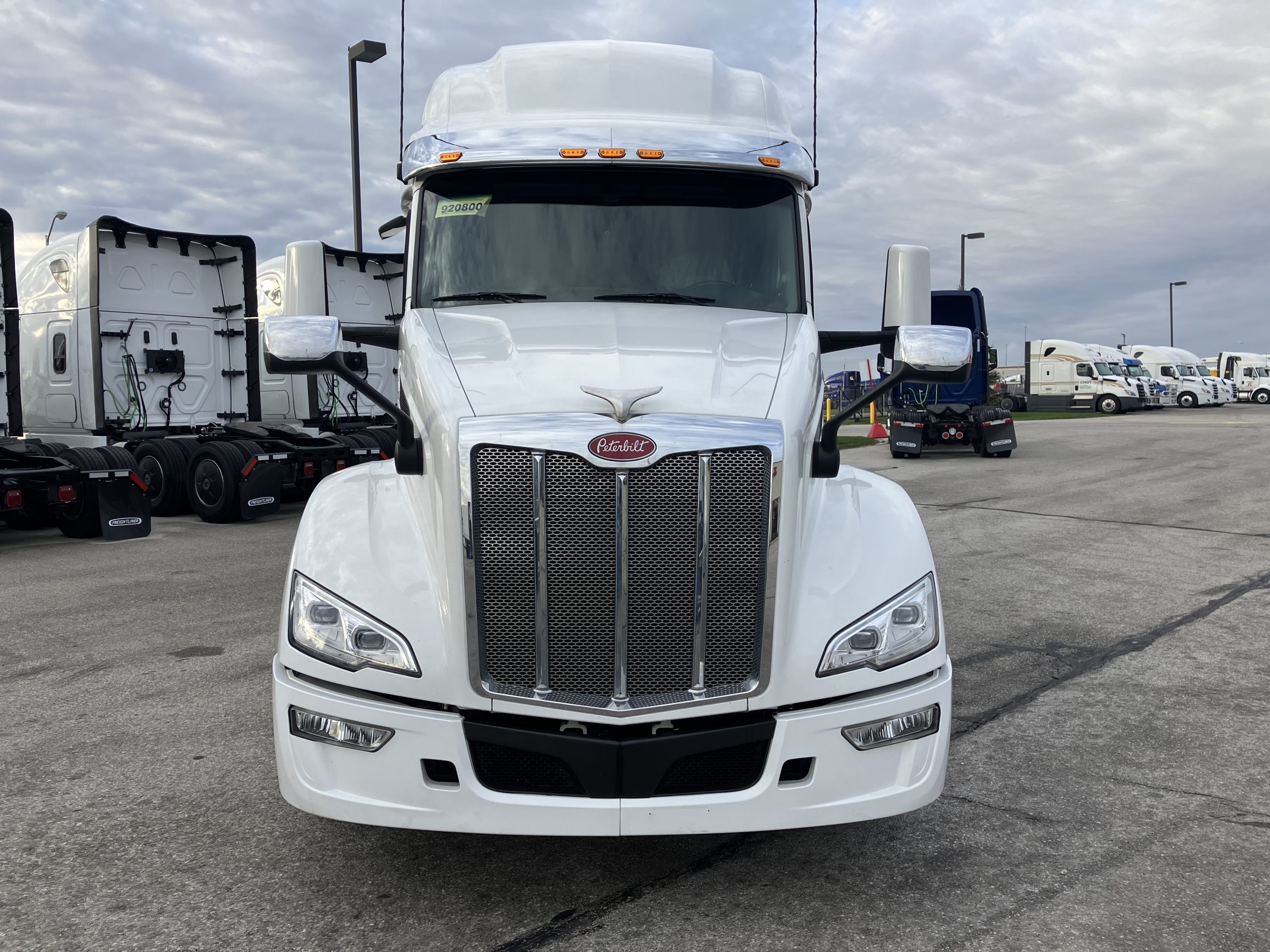 2022 Peterbilt 579 - image 4 of 6