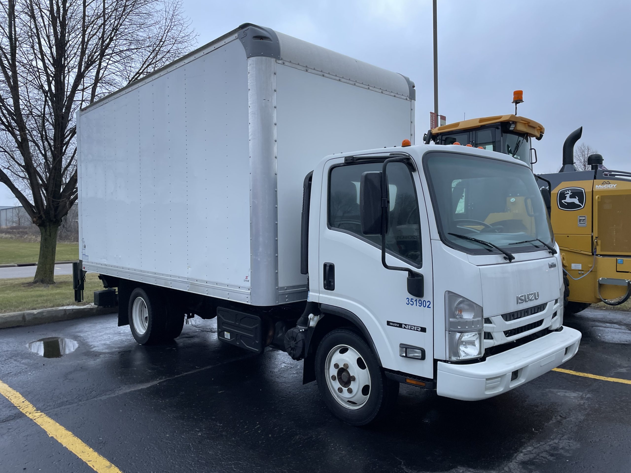 2019 Isuzu NPR - image 2 of 5