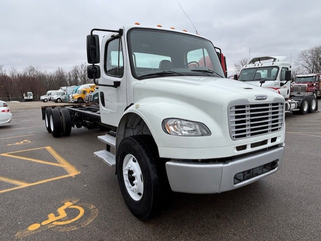 2020 Freightliner M2 106 - image 2 of 5