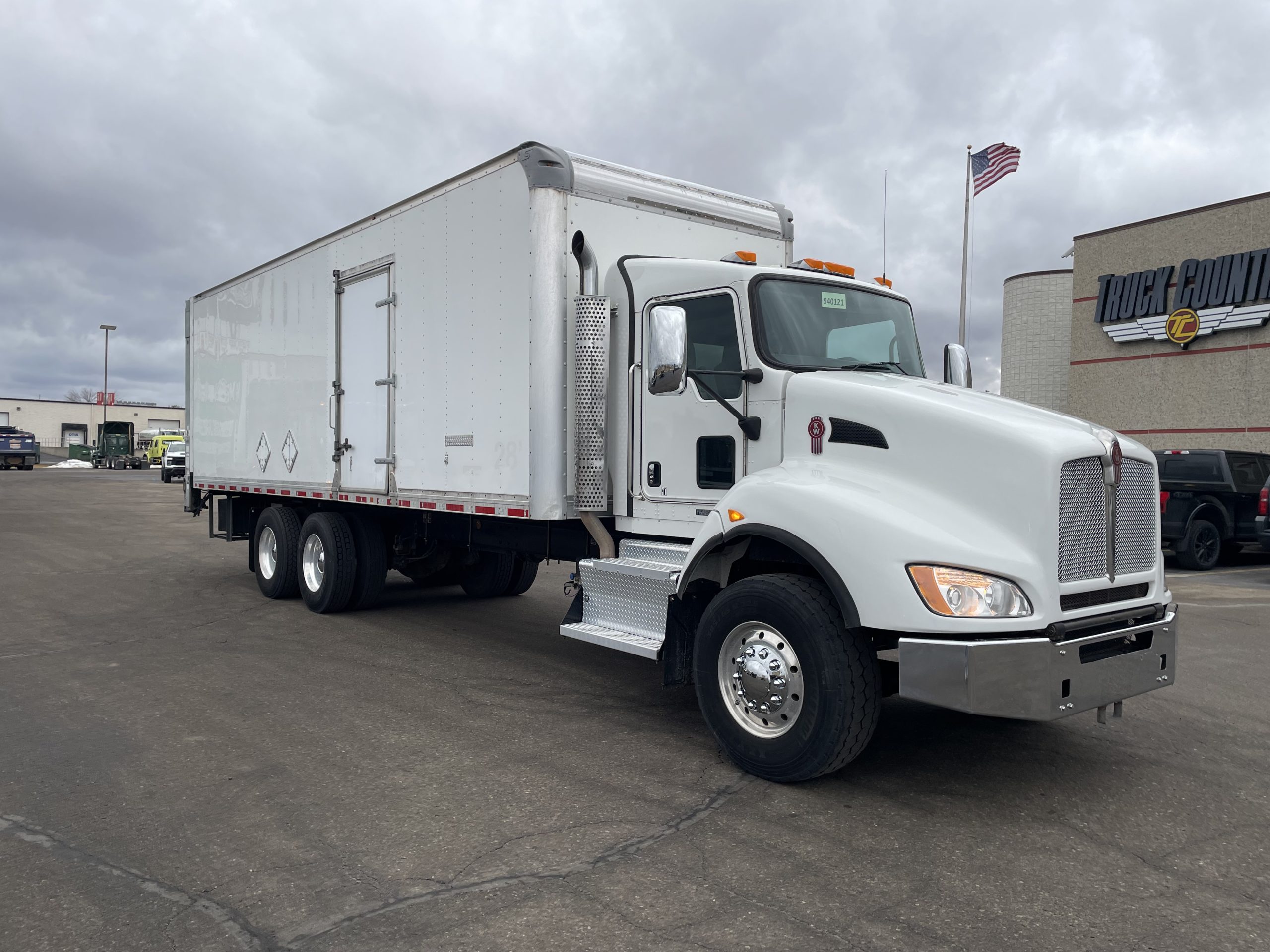 2016 Kenworth T440 - image 3 of 6